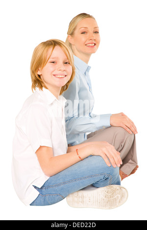 Mère et fils s'assit sur le sol smiling isolé sur fond blanc Banque D'Images