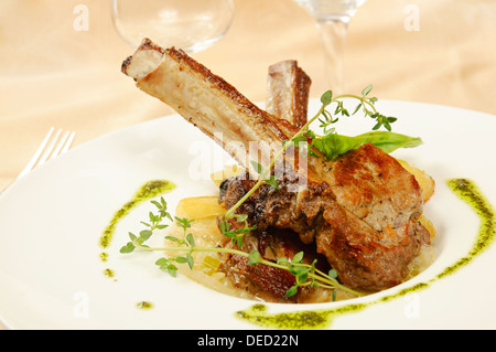 La viande de mouton rôti avec os sur plat dans restaurant Banque D'Images