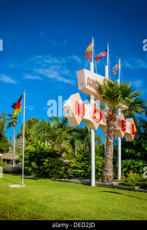 Historique Mid Century Modern style Motel, avec végétation luxuriante de Floride et signalisation, conçu par Victor A. Lundy, Warm Mineral Springs, FL Banque D'Images