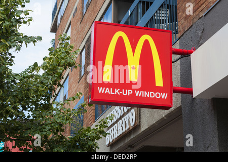 Mcdonald's walk-up affiches de fenêtre - Grand M avec feuille d'érable canadienne - Toronto, Canada Banque D'Images