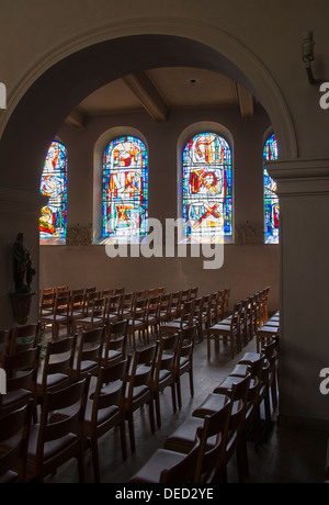 Vitraux de l'intérieur de l'Église catholique au Luxembourg Banque D'Images