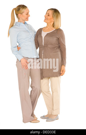 Smiley grand-mère et jeune mère debout sur fond blanc Banque D'Images