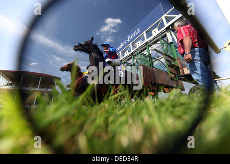 Iffezheim, Allemagne, chevaux et jockeys avant le début d'une course de chevaux Banque D'Images