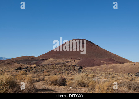 Cône de cendres volcan désert - Californie, États-Unis Banque D'Images