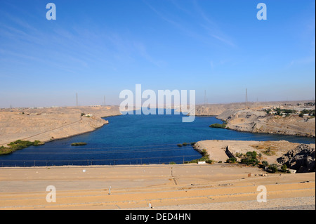 Vue du haut barrage à l'aval vers l'ancien barrage - Assouan, Haute Egypte Banque D'Images