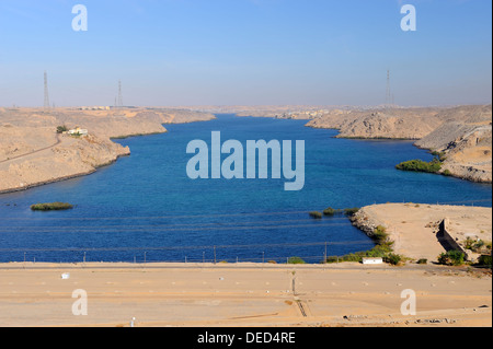 Vue du haut barrage à l'aval vers l'ancien barrage - Assouan, Haute Egypte Banque D'Images