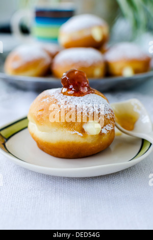 Les beignets à la crème, saupoudré de sucre en poudre Banque D'Images