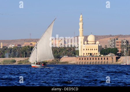 Felouque sous voiles sur le Nil à Assouan, en Haute Egypte Banque D'Images