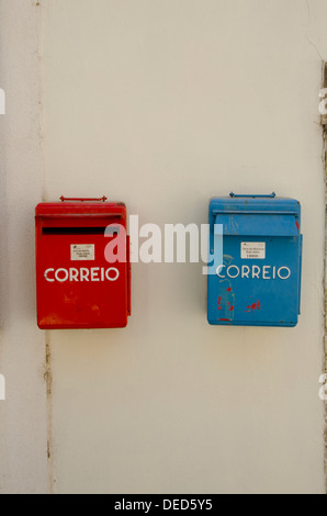 Boite aux lettres rouge et bleu sur le mur à Lisbonne Portugal Banque D'Images