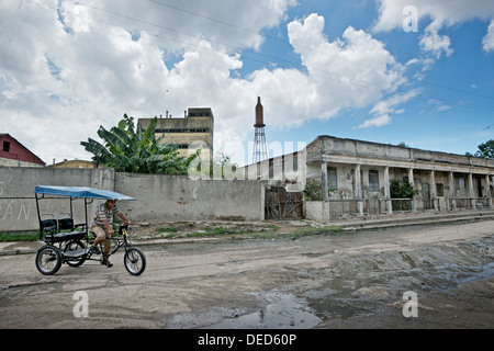 Santiago de Cuba, Cuba, un vélo taxi Bicitaxi - dans Armenvirtel San Pedrito Banque D'Images