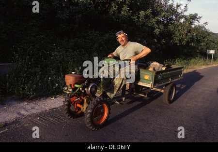 Un villageois monte un tracteur à deux roues en Croatie Banque D'Images