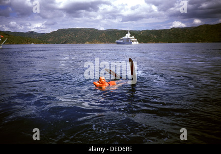 Homme avec des bâtons de ski de l'eau flottant près Marmaris le long du littoral de la Riviera turque le sud-ouest de la Turquie Banque D'Images