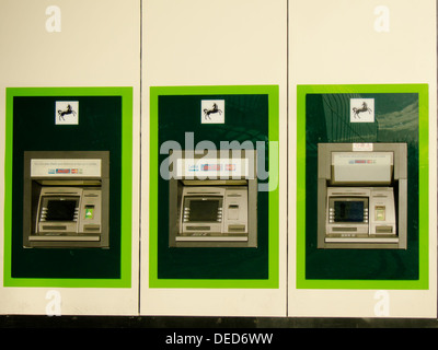 Une rangée d'ATM, distributeur, machines appartenant à la Lloyd's Bank Banque D'Images