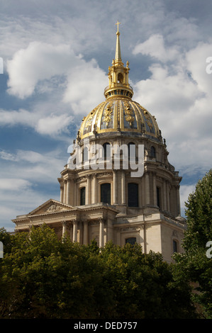 Sites touristiques parisiens. Le dôme doré orné au-dessus de l'Hôtel des Invalides, à Paris. Construit par Louis XIV (Le Roi Soleil) il abrite aujourd'hui le tombeau de Napoléon. Banque D'Images