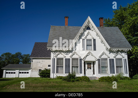 Un Américain blanc gothique ferme, grange et garage en milieu rural dans le Maine. Banque D'Images