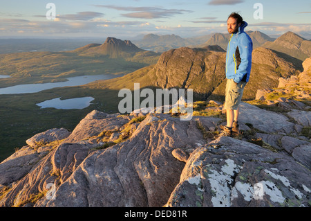 Walker sur le sommet du Sgurr une Fhidhleir (Le Fiddler) avec un Beinn Eoin et Stac Pollaidh en arrière-plan, l'Assynt Banque D'Images