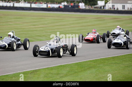 Chichester, UK . 15e Août, 2013. Goodwood Revival 2013 au Goodwood Motor Circuit - Photo montre Stephen Bond au volant d'une Lotus-Climax 18 1961 au cours de la Gordon Trophy a 25 minute de course à moteur central arrière Intercontinental de formule et les voitures de Formule 1 qui a couru entre 1956 et 1962 © Oliver Dixon/Alamy Live News Banque D'Images