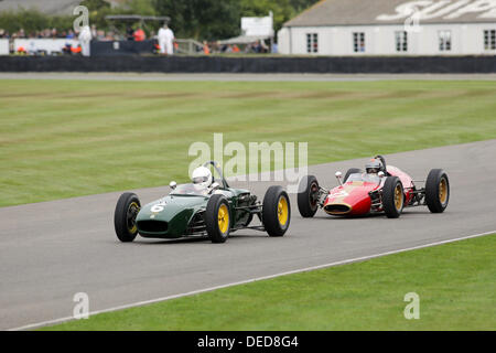 Chichester, UK . 15e Août, 2013. Goodwood Revival 2013 au Goodwood Motor Circuit - Photo montre Paul Smith au volant d'une Lotus-Climax vert 1960 18 au cours de la Gordon Trophy a 25 minute de course à moteur central arrière Intercontinental de formule et les voitures de Formule 1 qui a couru entre 1956 et 1962 © Oliver Dixon/Alamy Live News Banque D'Images