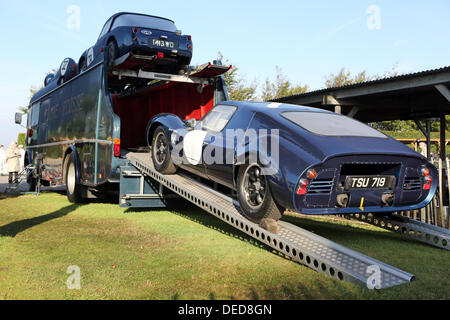 Chichester, UK . 15e Août, 2013. Goodwood Revival 2013 au Goodwood Motor Circuit - Photo montre une période voiture © Oliver Dixon/Alamy Live News Banque D'Images