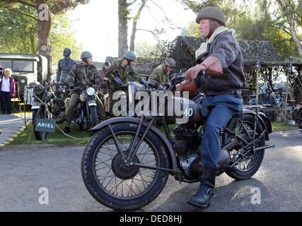 Chichester, UK . 15e Août, 2013. Goodwood Revival 2013 au Goodwood Motor Circuit - Photo montre les motos période © Oliver Dixon/Alamy Live News Banque D'Images