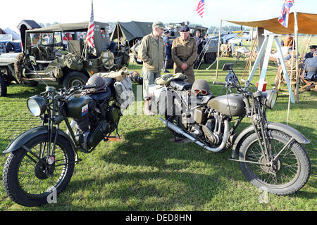 Chichester, UK . 15e Août, 2013. Goodwood Revival 2013 au Goodwood Motor Circuit - Photo montre les motos période © Oliver Dixon/Alamy Live News Banque D'Images