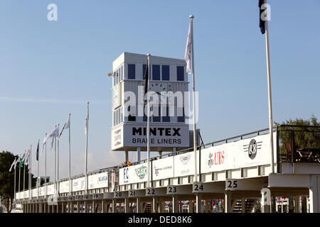 Chichester, UK . 15e Août, 2013. Goodwood Revival 2013 au Goodwood Motor Circuit - Photo montre la voie des stands © Oliver Dixon/Alamy Live News Banque D'Images