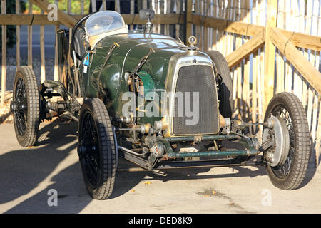 Chichester, UK . 15e Août, 2013. Goodwood Revival 2013 au Goodwood Motor Circuit - Photo montre une Aston Martin 1922 11 ch 'Petits pois' © Oliver Dixon/Alamy Live News Banque D'Images