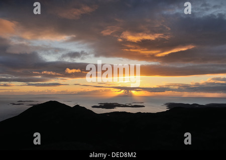 Coucher de soleil sur les îles Summer de Sgurr une Fhidhleir, Loch Broom, Ecosse Banque D'Images