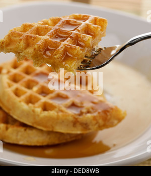 Gaufres avec du sirop d'érable et miel,Close Up Banque D'Images