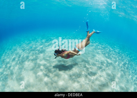 Sous l'image d'une femme plongée dans la mer tropicale sur fond de sable Banque D'Images