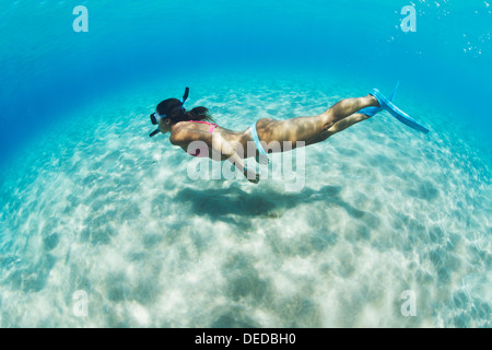 Sous l'image d'une femme plongée dans la mer tropicale sur fond de sable Banque D'Images