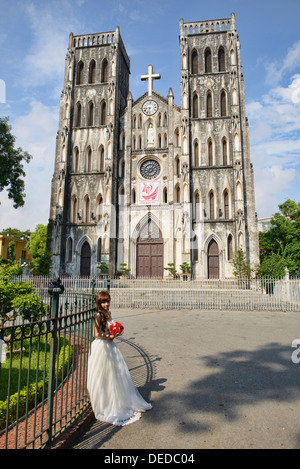 Mariée en face de la Cathédrale Saint Joseph à Hanoi, Vietnam Banque D'Images