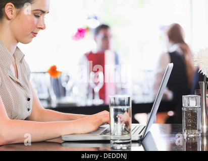 Businesswoman working on laptop Banque D'Images