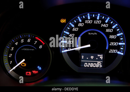 Voiture moderne et de l'indicateur de tableau de bord lumineux Banque D'Images