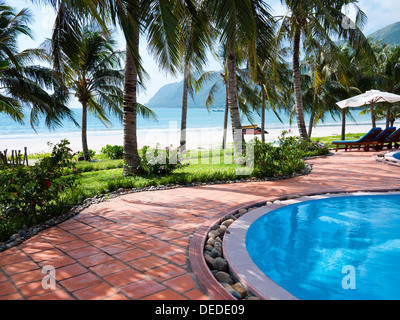 Vue d'un Hai Beach et la mer de Chine du Sud à partir de la Con Dao Resort piscine sur l'île de Con Son, Îles Con Dao, Vietnam. Banque D'Images