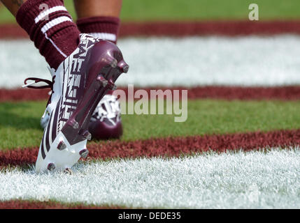 14 septembre 2013 - College Station, Texas, USA - 14 septembre 2013 : Texas A&M Aggies chaussures de football sur le terrain pendant le jeu entre l'Université de l'Alabama Crimson Tide et l'Université Texas A&M Aggies à Kyle Field Stadium de College Station, Texas. Alabama gagne contre Texas A&M, 49-42. Banque D'Images