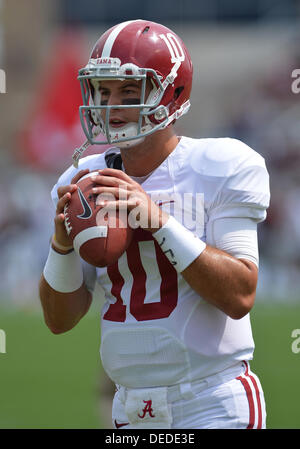 14 septembre 2013 - College Station, Texas, USA - 14 septembre 2013 : Alabama Crimson Tide quarterback AJ McCarron (10) en action pendant le match entre l'Université de l'Alabama Crimson Tide et l'Université Texas A&M Aggies à Kyle Field Stadium de College Station, Texas. Alabama mène au 1er semestre contre Texas A&M, 28-14. Banque D'Images