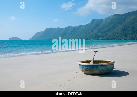 Un bain à remous circulaire chaloupe, assis sur une plage de Hai, l'île de Con Son, Îles Con Dao, Vietnam. Banque D'Images