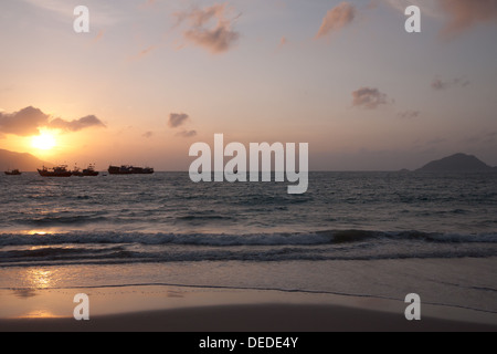 Awe-inspiring le lever du soleil sur la mer de Chine du Sud et d'une Hai Beach sur l'île de Con Son Îles Con Dao, Vietnam. Banque D'Images