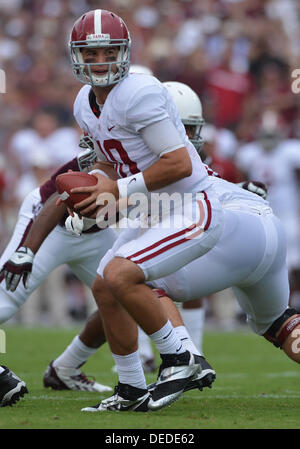 14 septembre 2013 - College Station, Texas, USA - 14 septembre 2013 : Alabama Crimson Tide quarterback AJ McCarron (10) en action pendant le match entre l'Université de l'Alabama Crimson Tide et l'Université Texas A&M Aggies à Kyle Field Stadium de College Station, Texas. Alabama mène au 1er semestre contre Texas A&M, 28-14. Banque D'Images