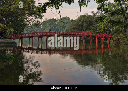 Les Huc (soleil du matin) au pont du lac Hoan Kiem de Hanoi, Vietnam Banque D'Images