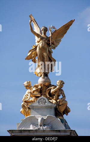 LONDRES, Royaume-Uni - 14 SEPTEMBRE 2008 : gros plan de la statue de la « victoire ailée » en bronze doré sur le Victoria Memorial, à l'extérieur de Buckingham Palace Banque D'Images