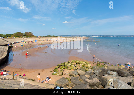 Plage de sable à Devon Dawlish Warren des vacanciers et beau temps ciel bleu journée d'été Banque D'Images