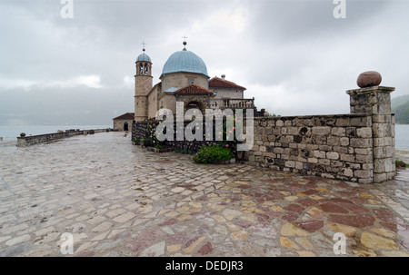 Notre Dame de la roche est l'un des deux îlots au large de Perast dans la baie de Kotor, Monténégro. C'est une île artificielle Banque D'Images