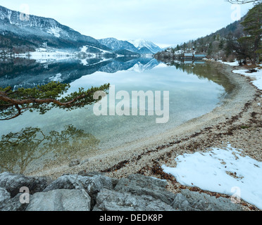 Lac alpin d'hiver nuageux Grundlsee vue (Autriche) avec motif fantastique-réflexion sur la surface de l'eau. Banque D'Images