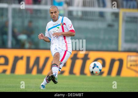 Sergio Almiron (Catania), le 15 septembre 2013 - Football / Soccer : Italien 'Serie' une correspondance entre Livourne 2-0 Catania au stade Armando Picchi à Livourne, en Italie. (Photo de Maurizio Borsari/AFLO) Banque D'Images