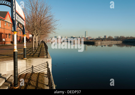 Abri d'ornement par le côté de la rivière Irwell (Manchester Ship Canal), Manchester, Angleterre, Royaume-Uni. Beetham Tower sur la droite. Banque D'Images