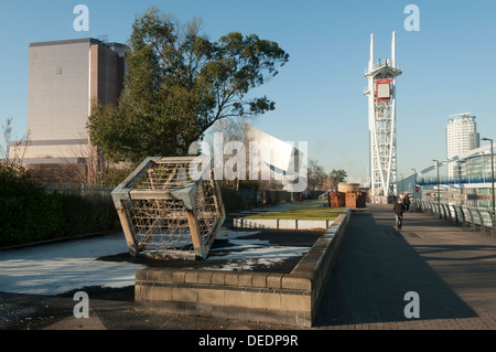 Faites glisser sur l'enfant par le Wharfe Trafford Manchester Ship Canal, Salford Quays, Manchester, Angleterre, RU Banque D'Images