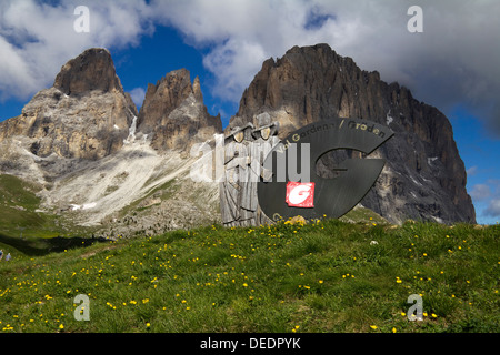 Val Gardena signer dans les Dolomites Alpes Italie Banque D'Images