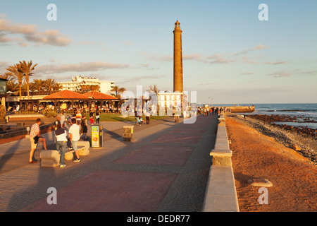 Promenade et phare Faro de Maspalomas en soirée, Maspalomas, Gran Canaria, Îles Canaries, Espagne, Europe, Atlantique Banque D'Images